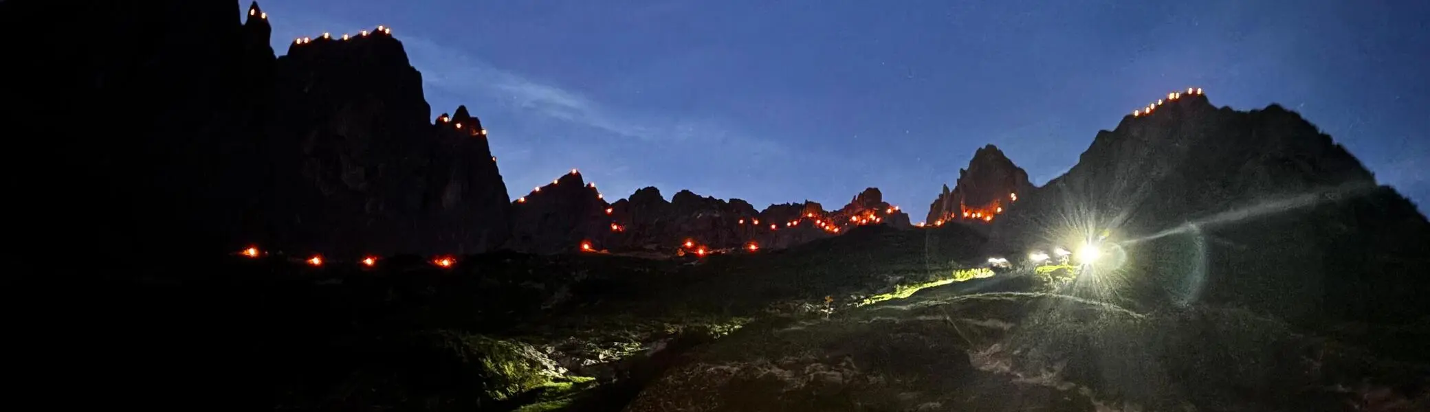 TAK-Sonnwendfeier im Kaisergebirge: Lichterketten auf den Gipfeln | © Michael Selg