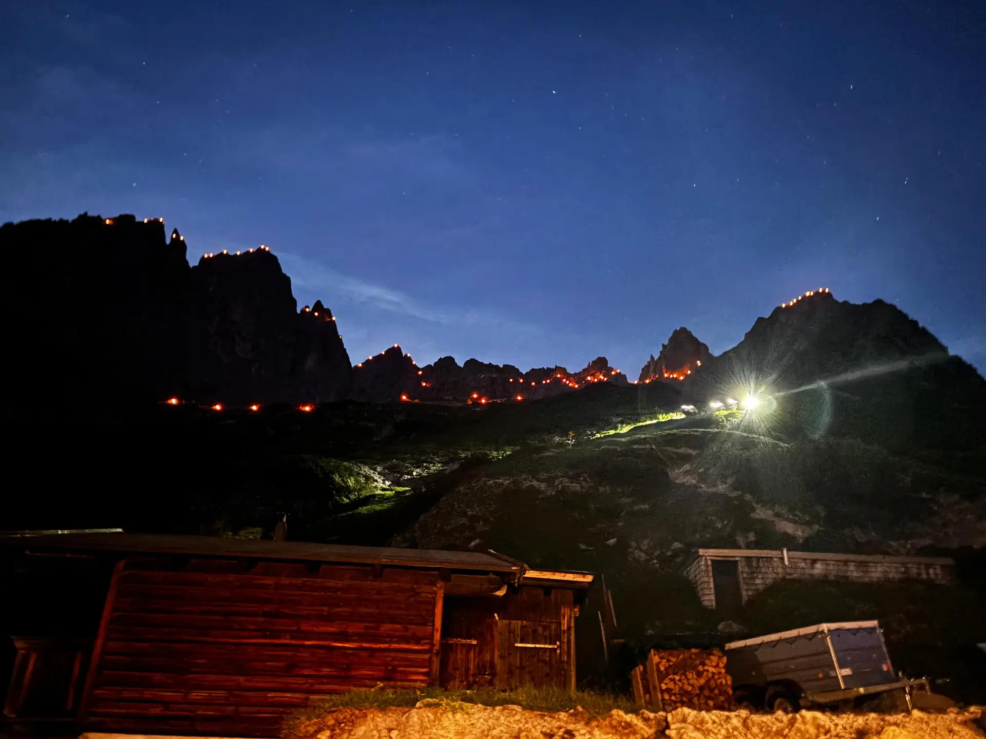 TAK-Sonnwendfeier im Kaisergebirge: Lichterketten auf den Gipfeln | © Michael Selg