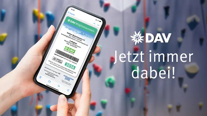 Ein Smartphone mit dem digitalen Mitgliedsausweis im Display | © DAV